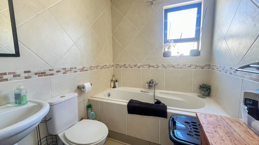 To Let 3 Bedroom Property for Rent in Country Club Western Cape